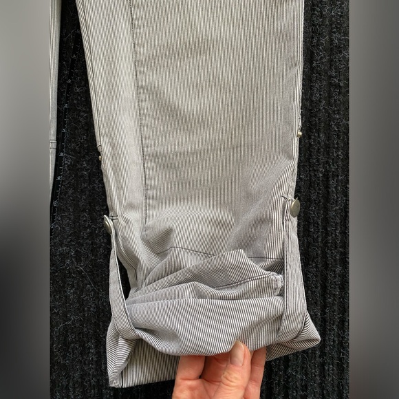 SUPER CUTE Zinc cargo style pant. Small pinstripe. Cute details! - Picture 7 of 16